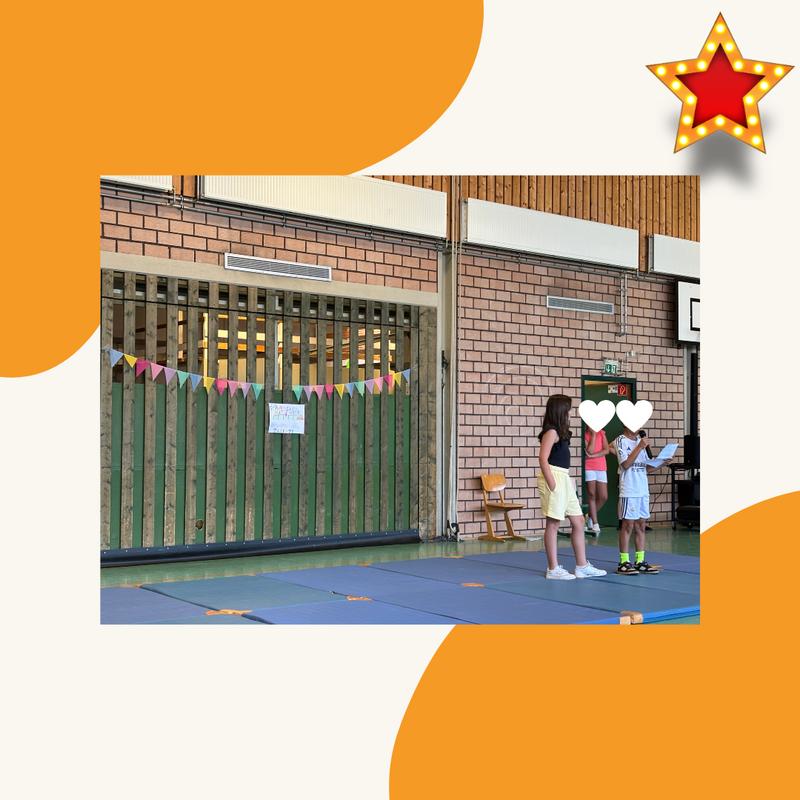Die Schulsprecherin und der Schulsprecher haben die Talentshow moderiert.